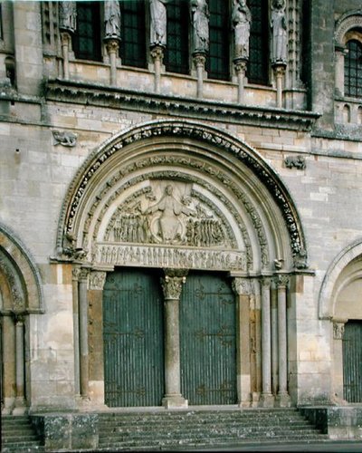 Centraal portaal van de abdijkerk, 1096-1106, gereconstrueerd door Viollet-le-Duc in 1845 door French School